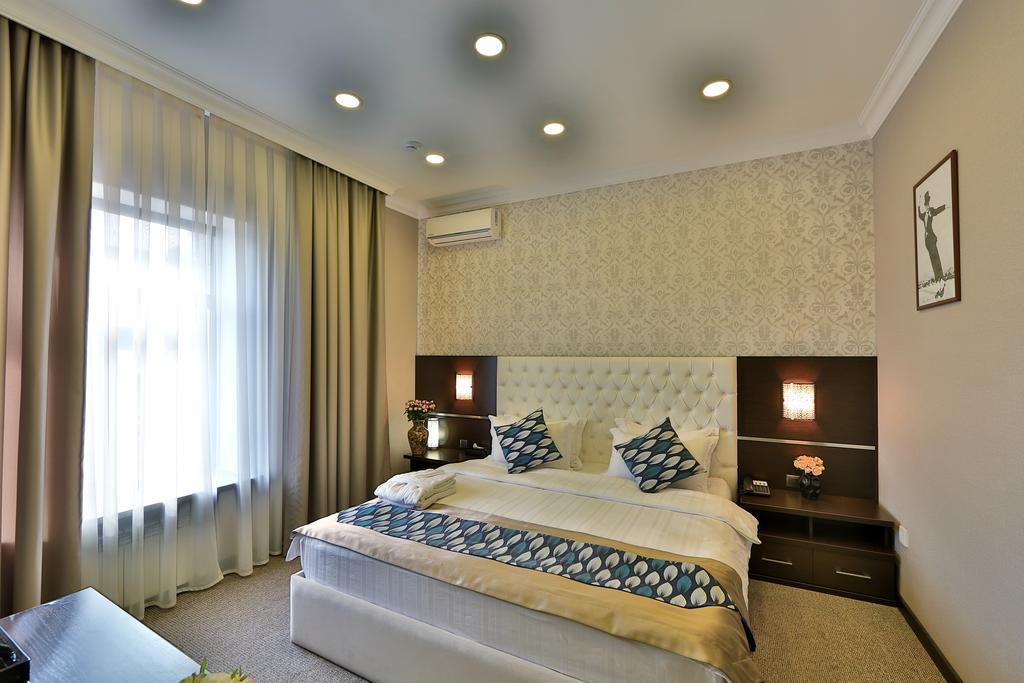 Premier Hotel Bishkek Exteriör bild