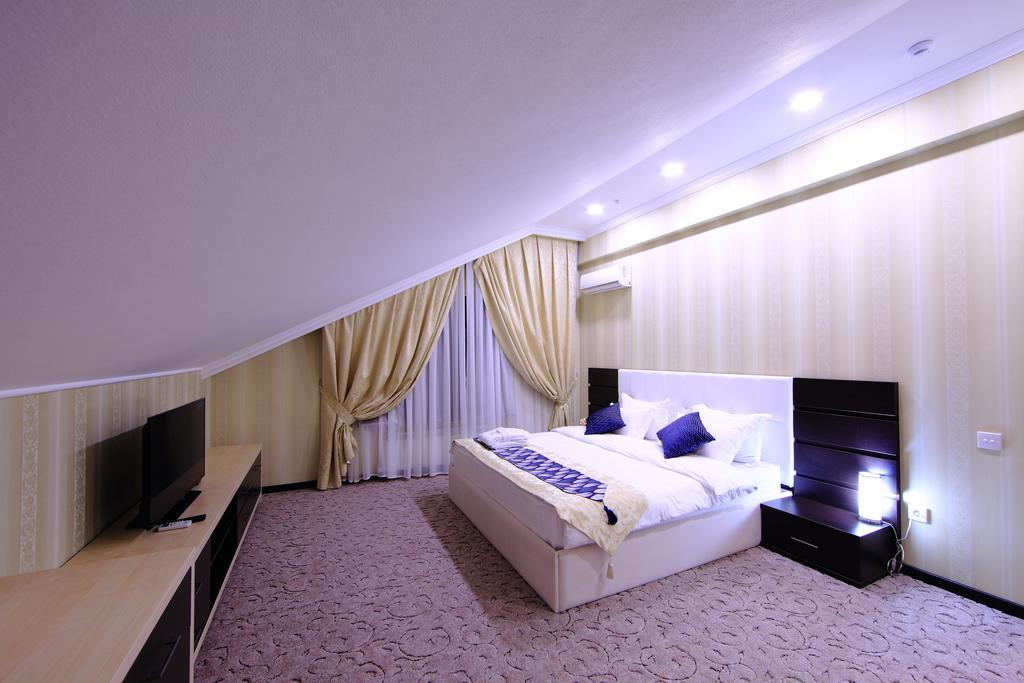 Premier Hotel Bishkek Exteriör bild