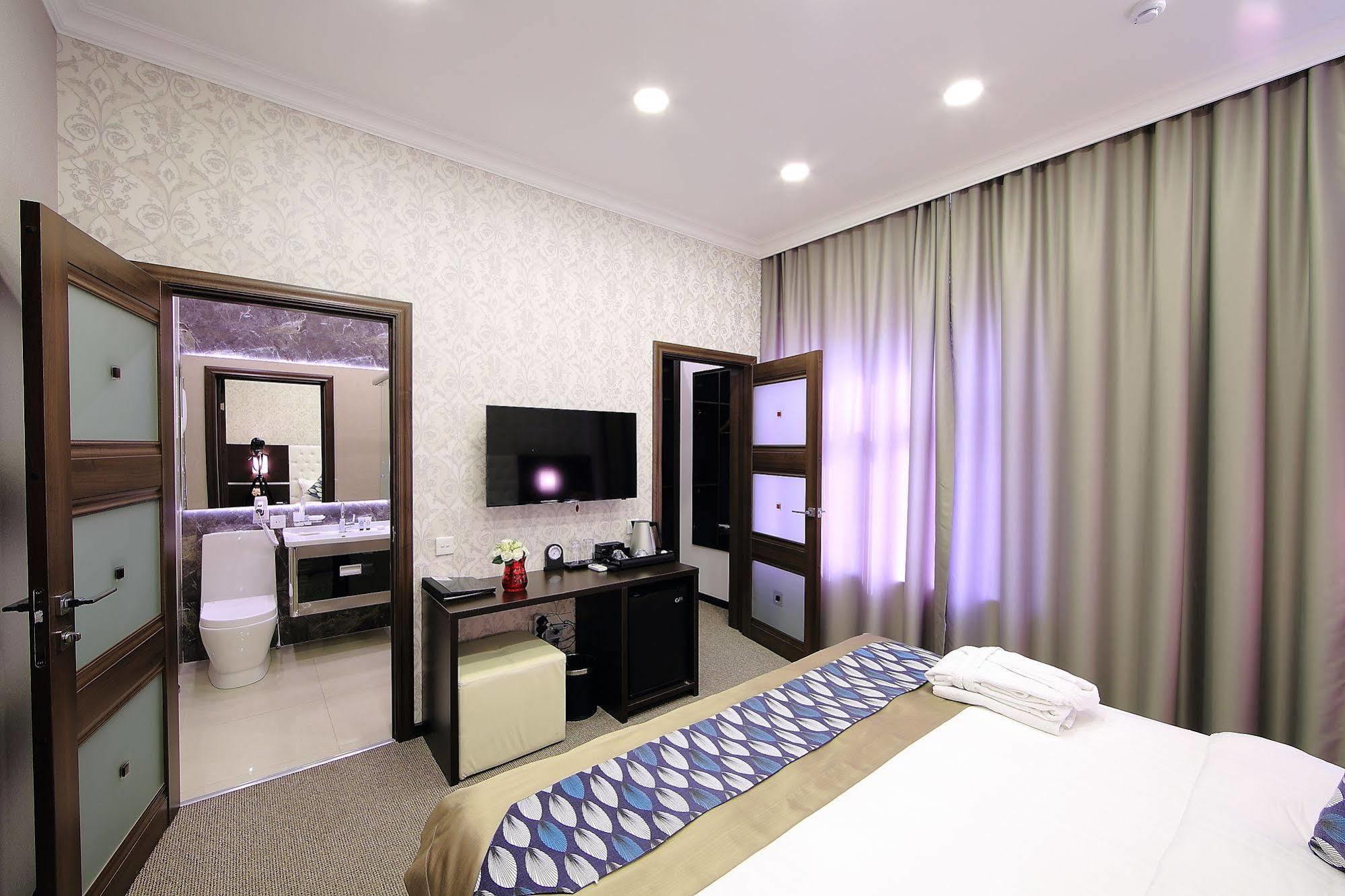 Premier Hotel Bishkek Exteriör bild