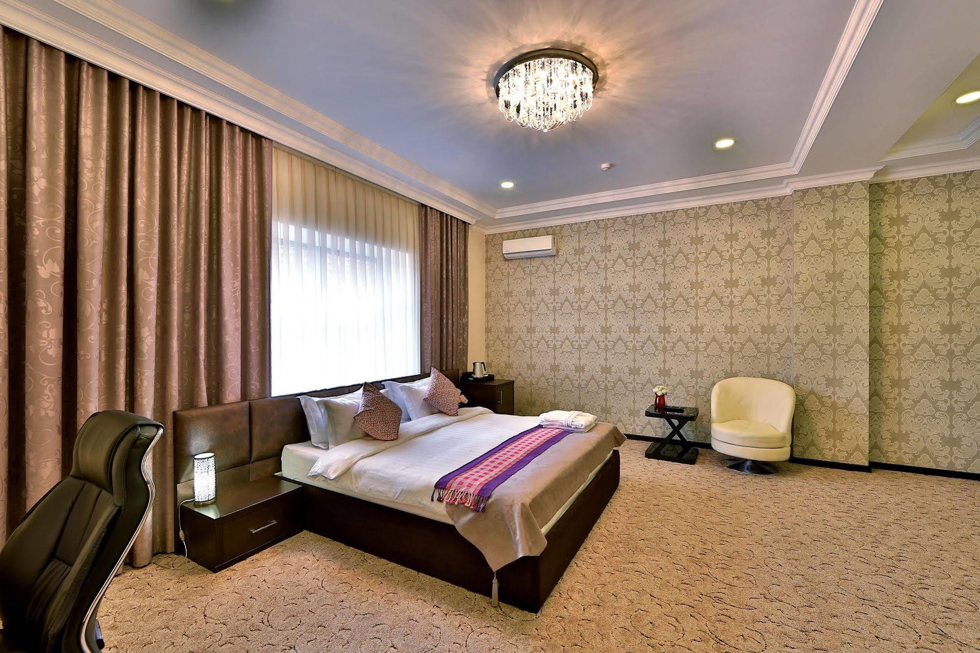 Premier Hotel Bishkek Exteriör bild